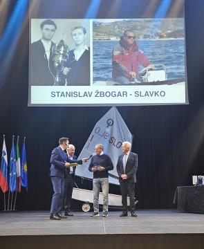 Za življenjsko delo je bil nagrajen Izolan Stanislav Žbogar, desno od njega je župan Bogatič, levo (v ozadju) Samo Lozej. 